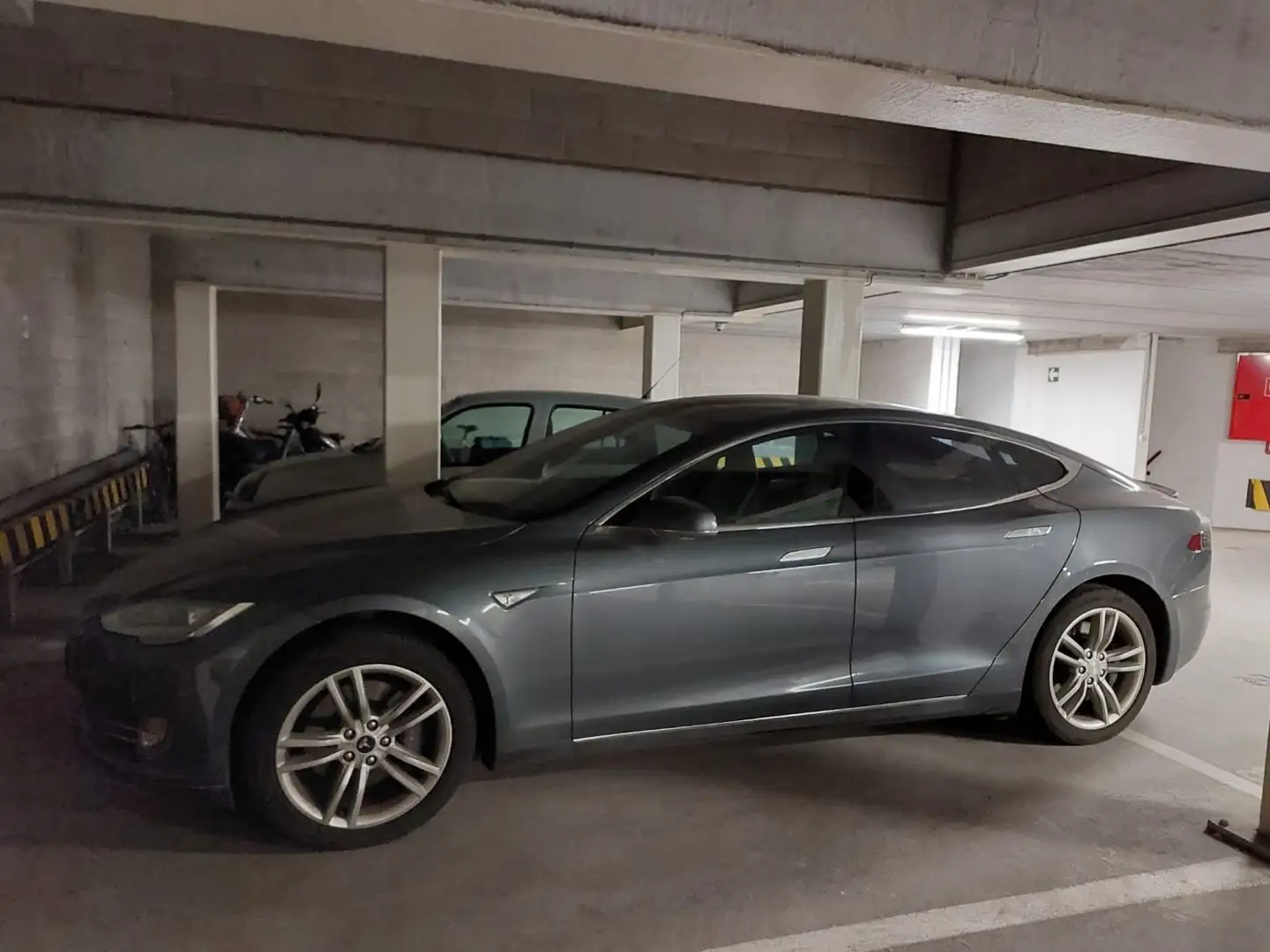 Tesla Model S P85 Free Supercharge & internet + air suspention! Gris - 2