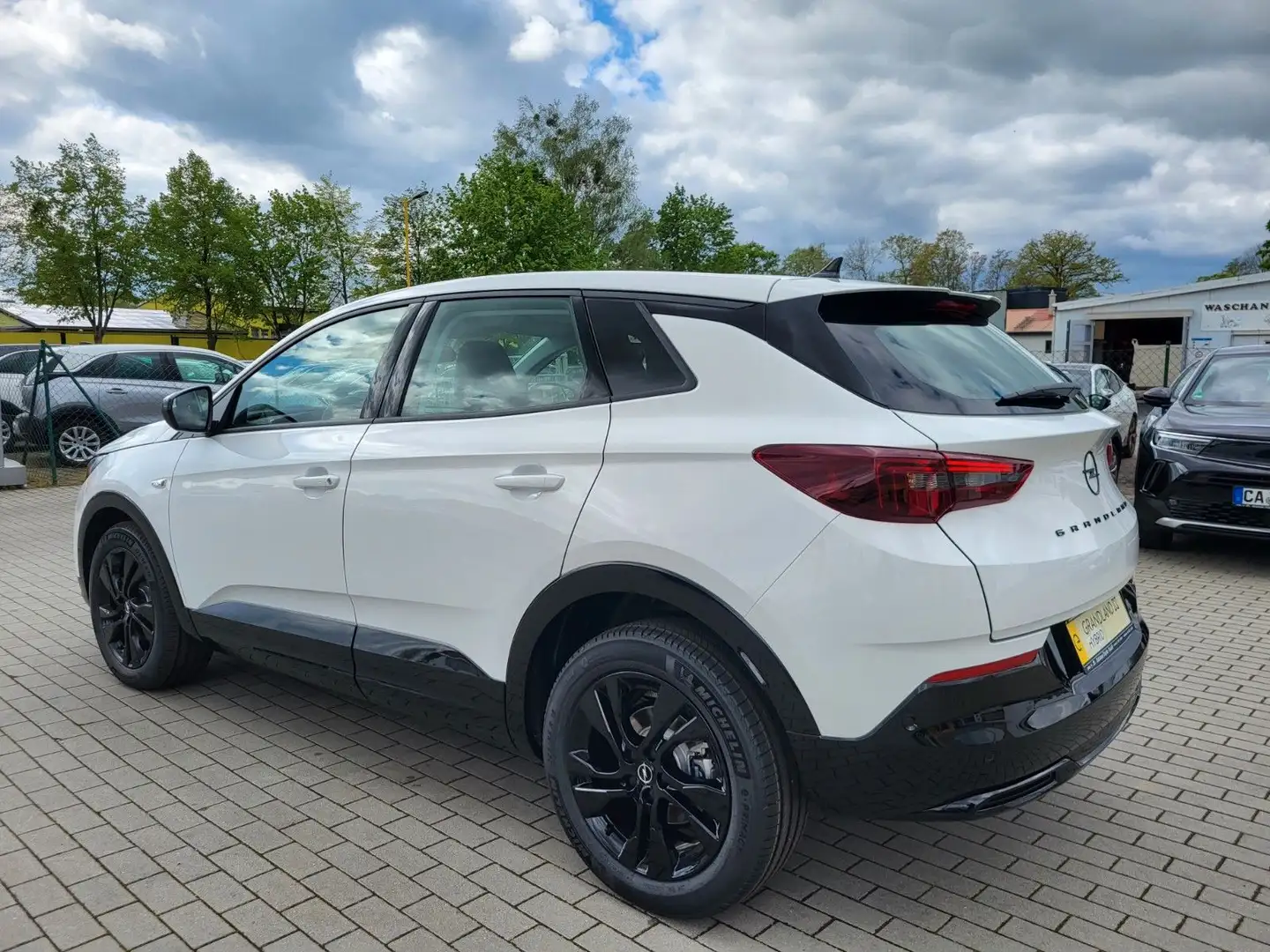 Opel Grandland X Mild-Hybrid Sondermodell"GS-Line" Weiß - 2