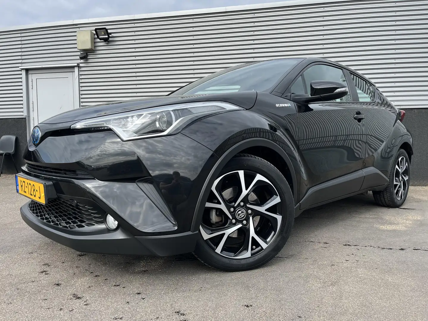 Toyota C-HR 1.8 Hybrid Dynamic Navigatie, Trekhaak, LM velgen, Zwart - 2