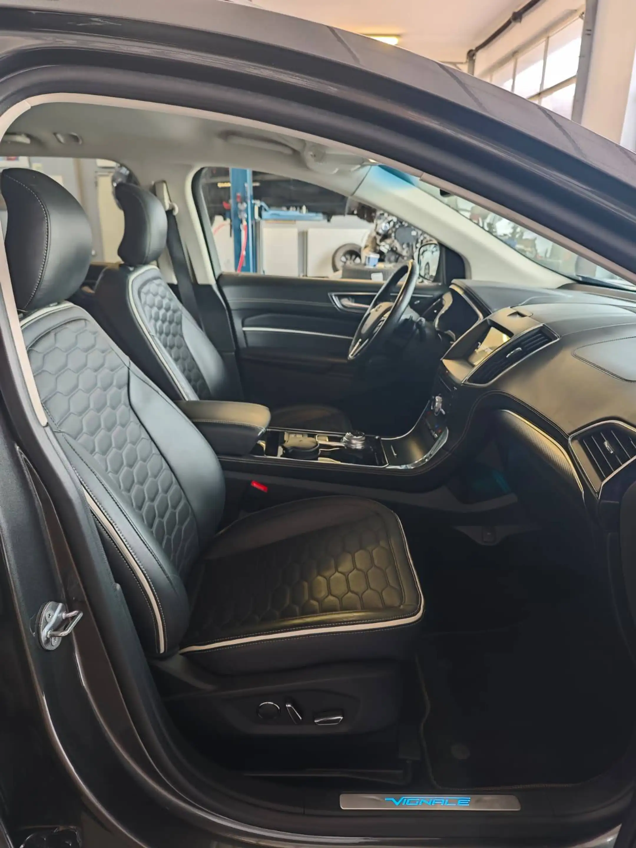 Ford Edge Vignale 4x4 — photo 11