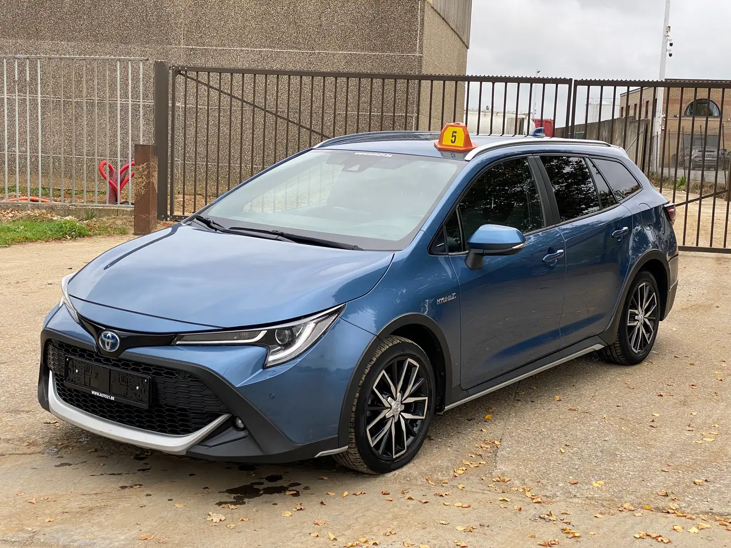 Toyota Corolla Corolla SW Hybrid 1.8 Trek GPF e-CVT Blauw - 1