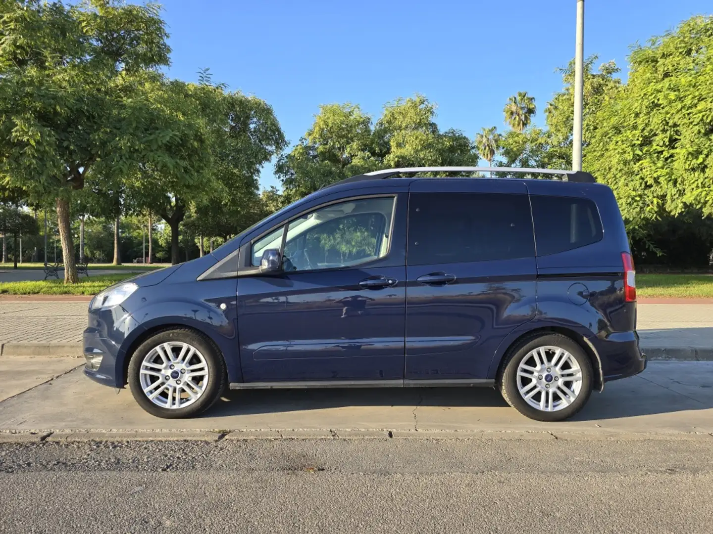 Ford Tourneo Courier 1.5TDCi Titanium 95 Blu/Azzurro - 2