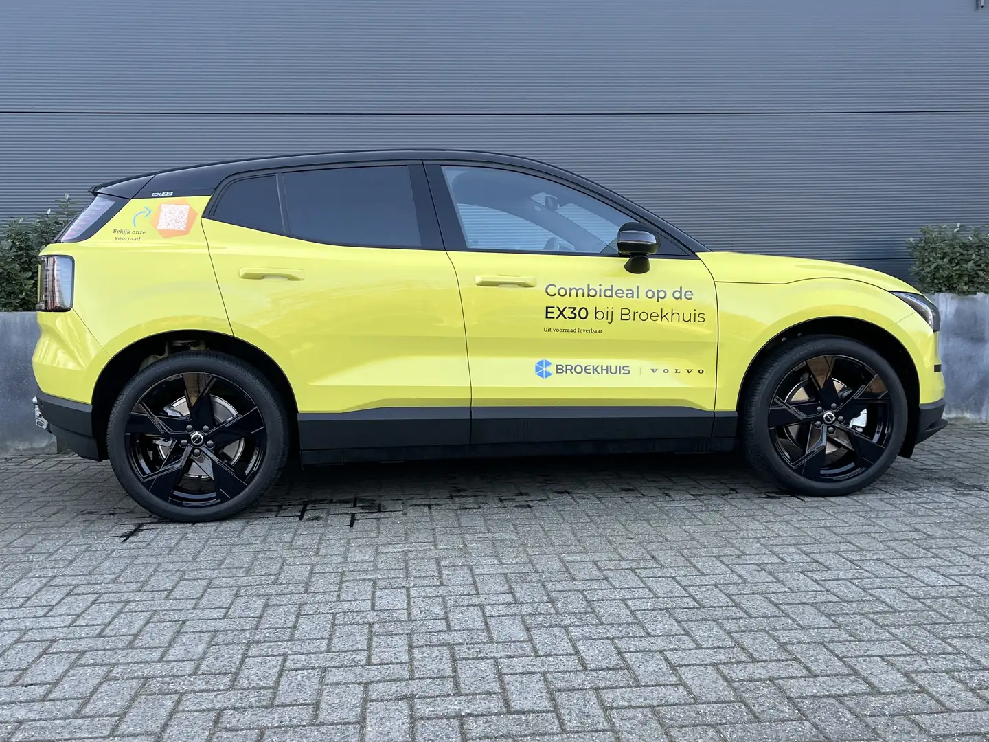 Volvo EX30 Single Motor Extended Range Plus Black Edition | B Geel - 2