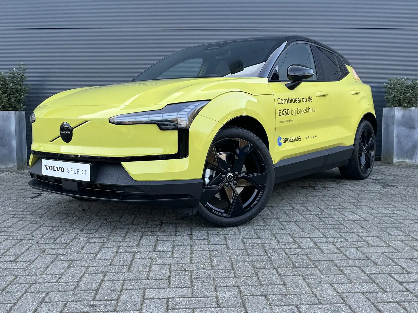 Volvo EX30 Single Motor Extended Range Plus Black Edition | B Geel - 1