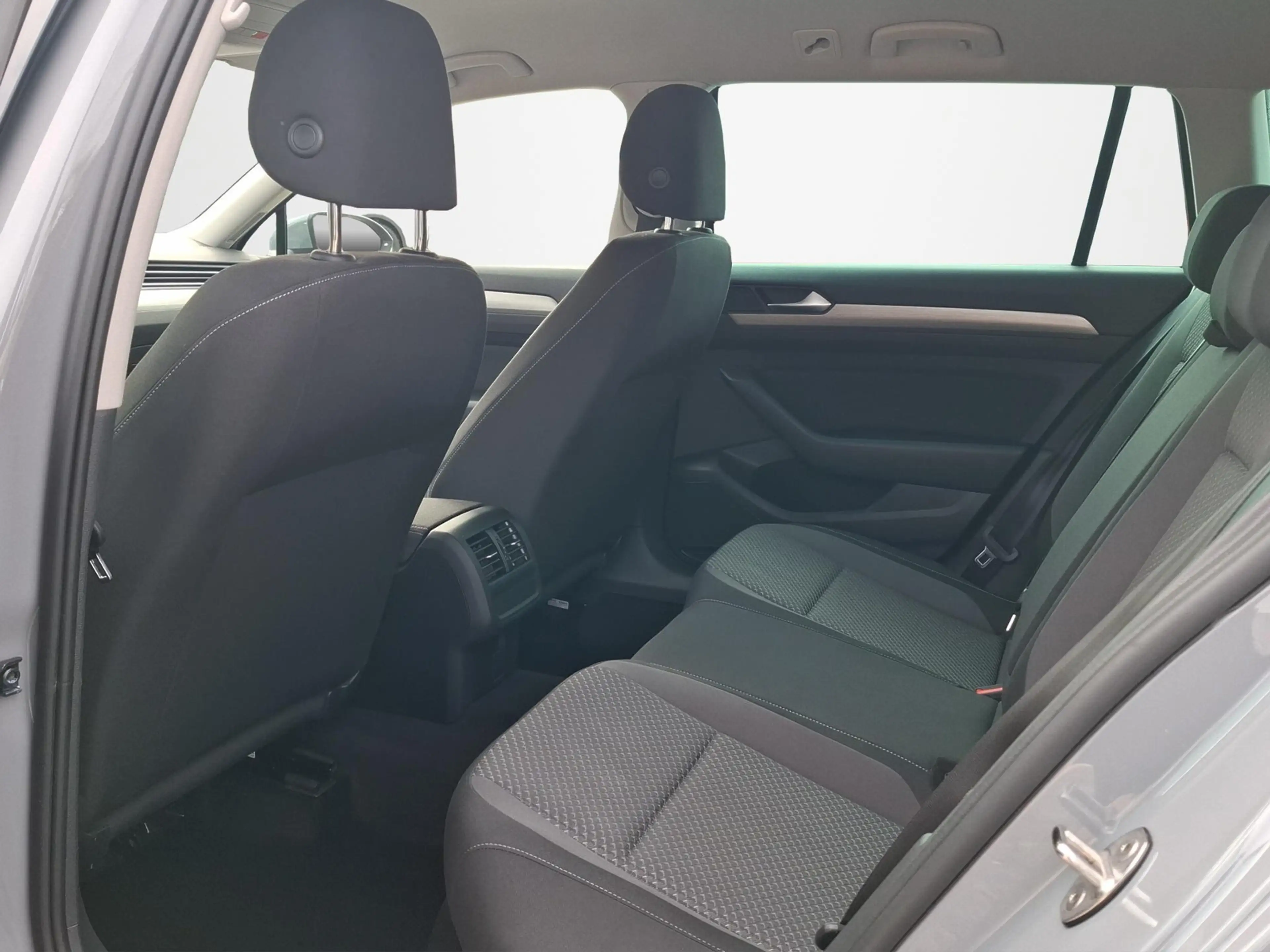 Volkswagen Passat Variant 2.0 TDI Conceptline DSG / NAVI / LED / SITZHEIZUNG — photo 15
