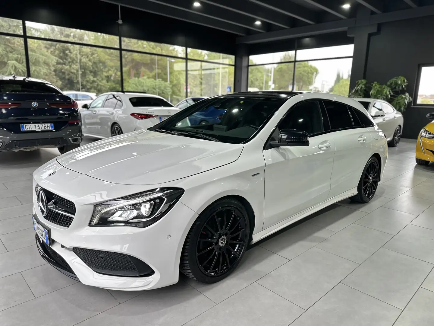 Mercedes-Benz CLA 200 Shooting Brake Premium Night Edition 4matic auto Bianco - 2