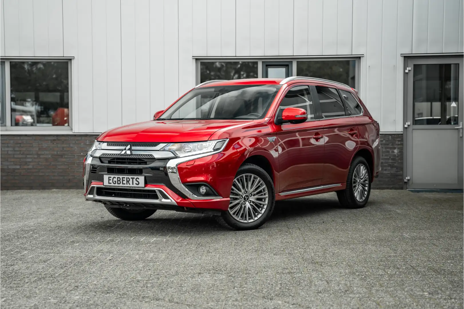 Mitsubishi Outlander 2.4 PHEV Intense | Stoelverw | DAB | NAVI | 1500kg Rood - 1