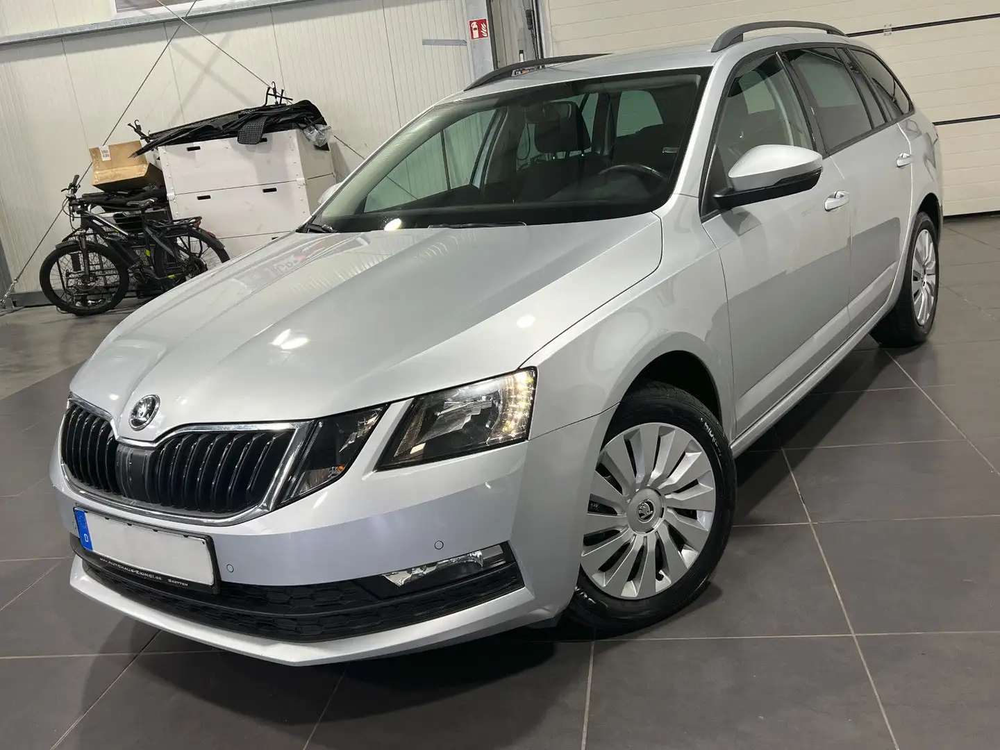 Skoda Octavia 1.6 TDi Combi **Navi*ACC*SHZ*AHK** Silber - 1