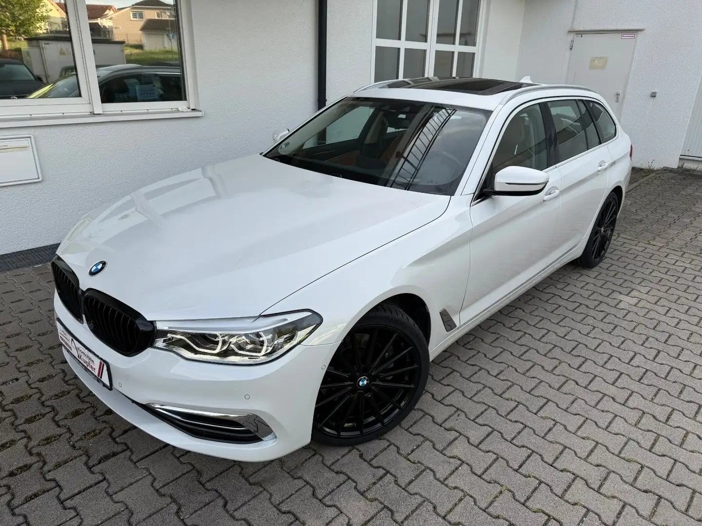 BMW 530 d xDrive Touring PANO AHK ACC Leder 20Zoll Wit - 1