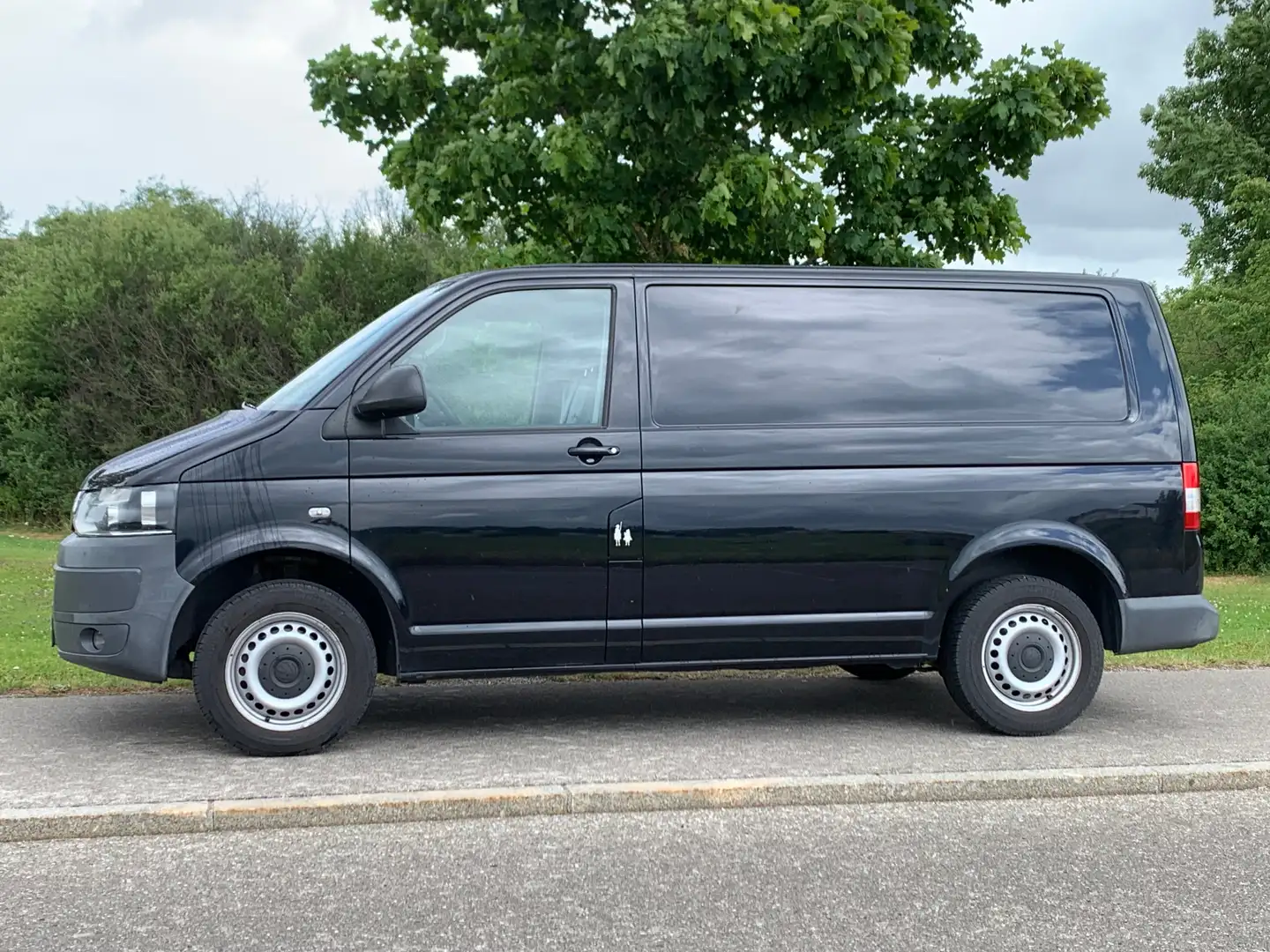 Volkswagen T5 Transporter schwarz metallic, eingebautes Bett, Preis VB Schwarz - 2