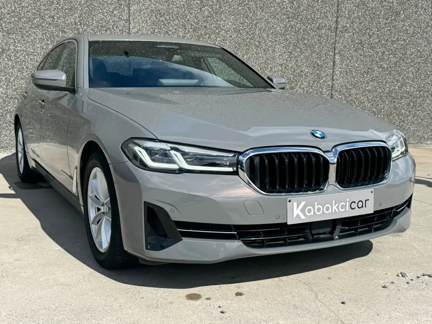 BMW 518 dA MHEV//CARNET//CARPLAY//GPS/CAMERA/GARANTIE/ Gris - 1