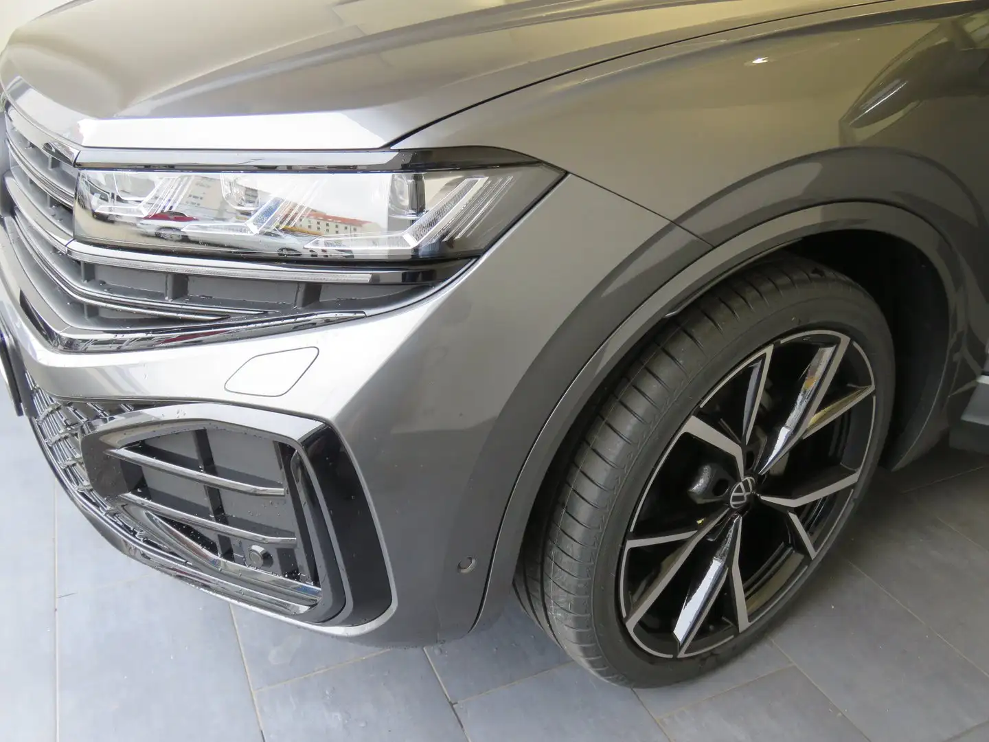 Volkswagen Touareg R-Line TDI 4MOTION Grijs - 2