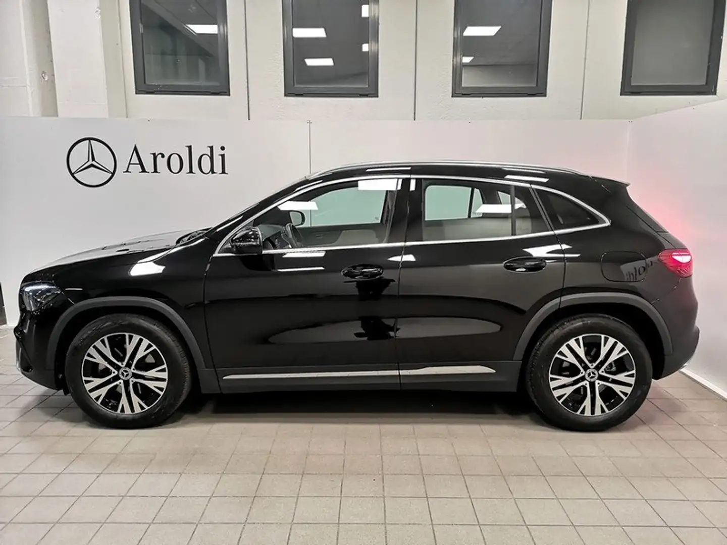 Mercedes-Benz GLA 200 D PROGRESSIVE ADVANCED PELLE BEIGE+BLIND SPOT Nero - 2