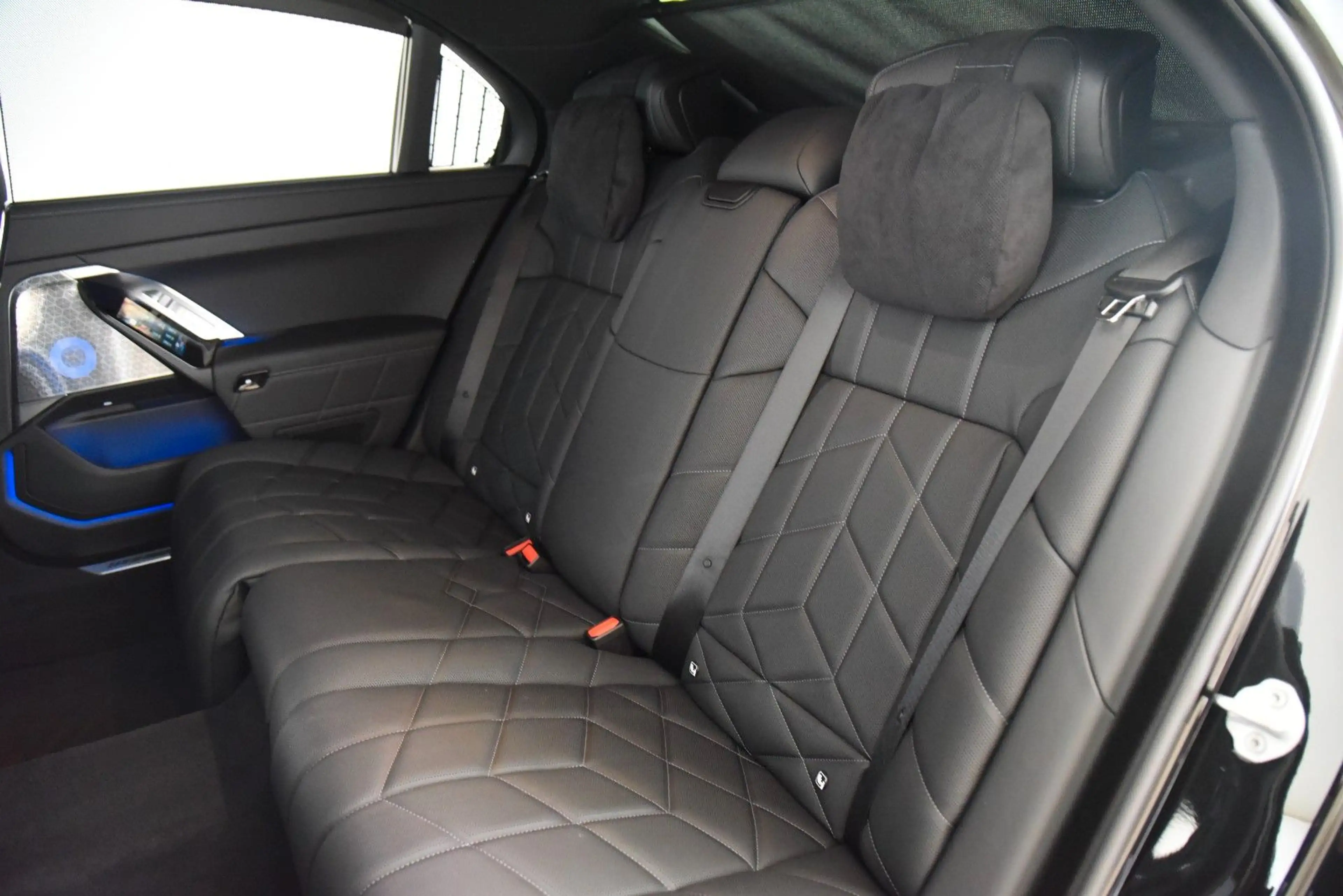 BMW 740 d xDrive M Sport Pro B&W AHK 360° StandHzg — photo 6