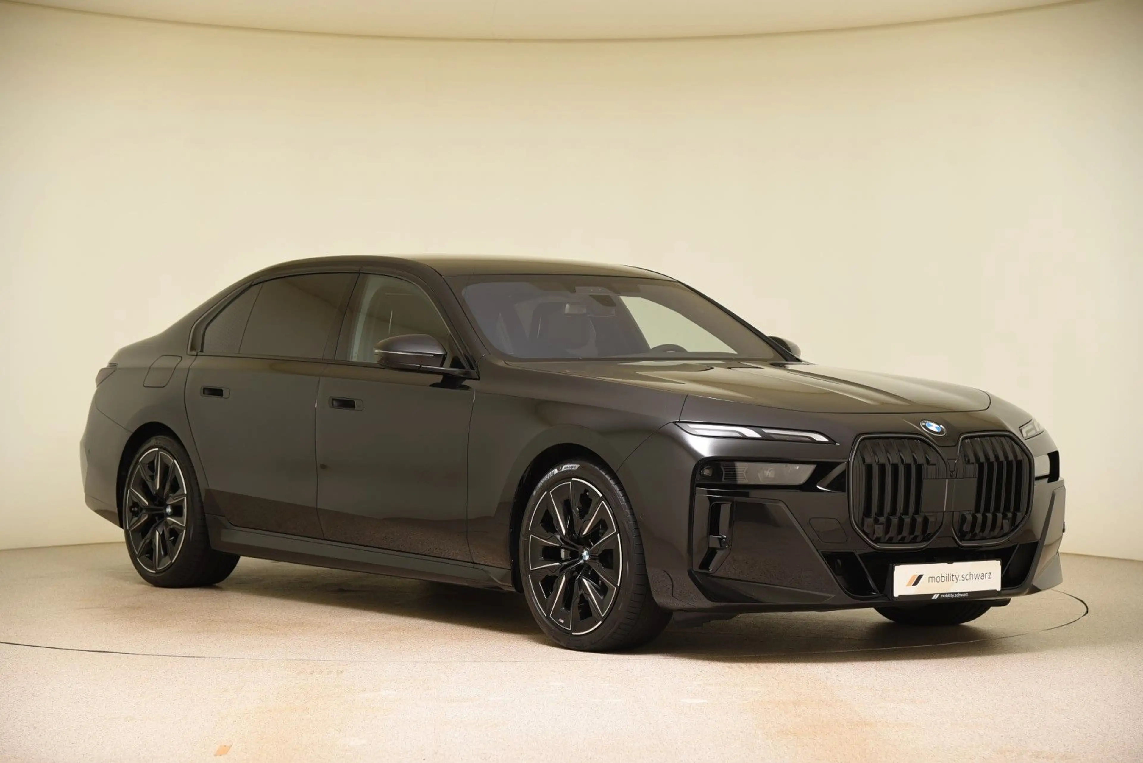 BMW 740 d xDrive M Sport Pro B&W AHK 360° StandHzg — photo 4