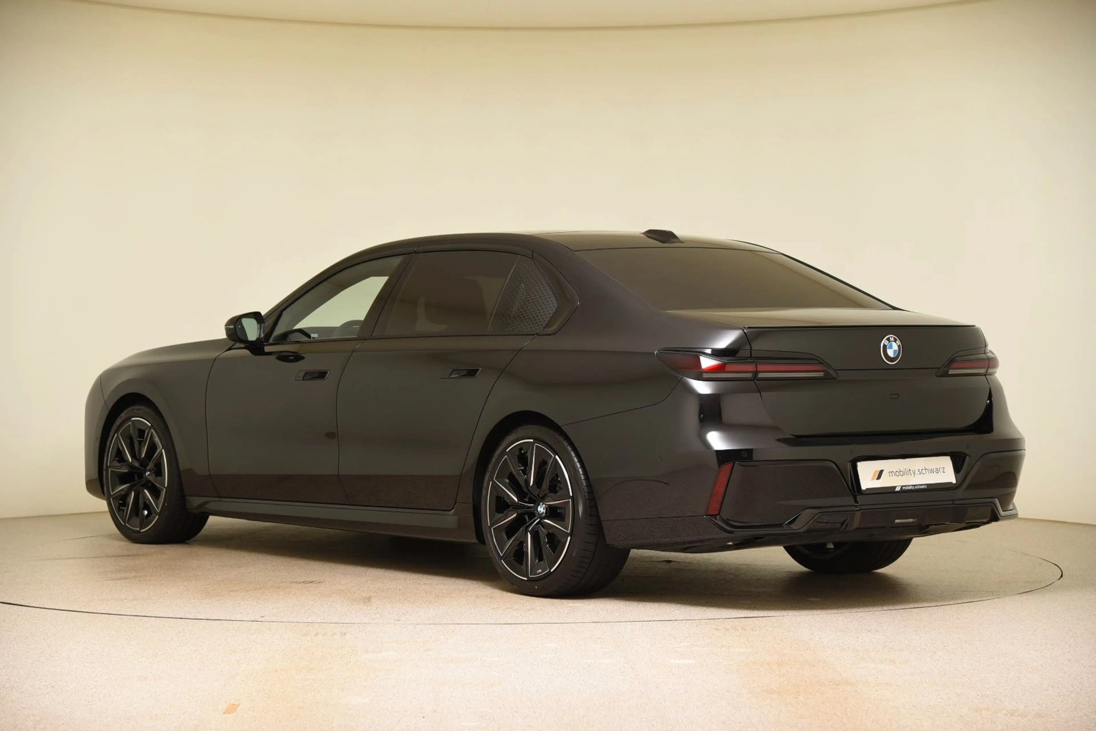 BMW 740 d xDrive M Sport Pro B&W AHK 360° StandHzg — photo 2