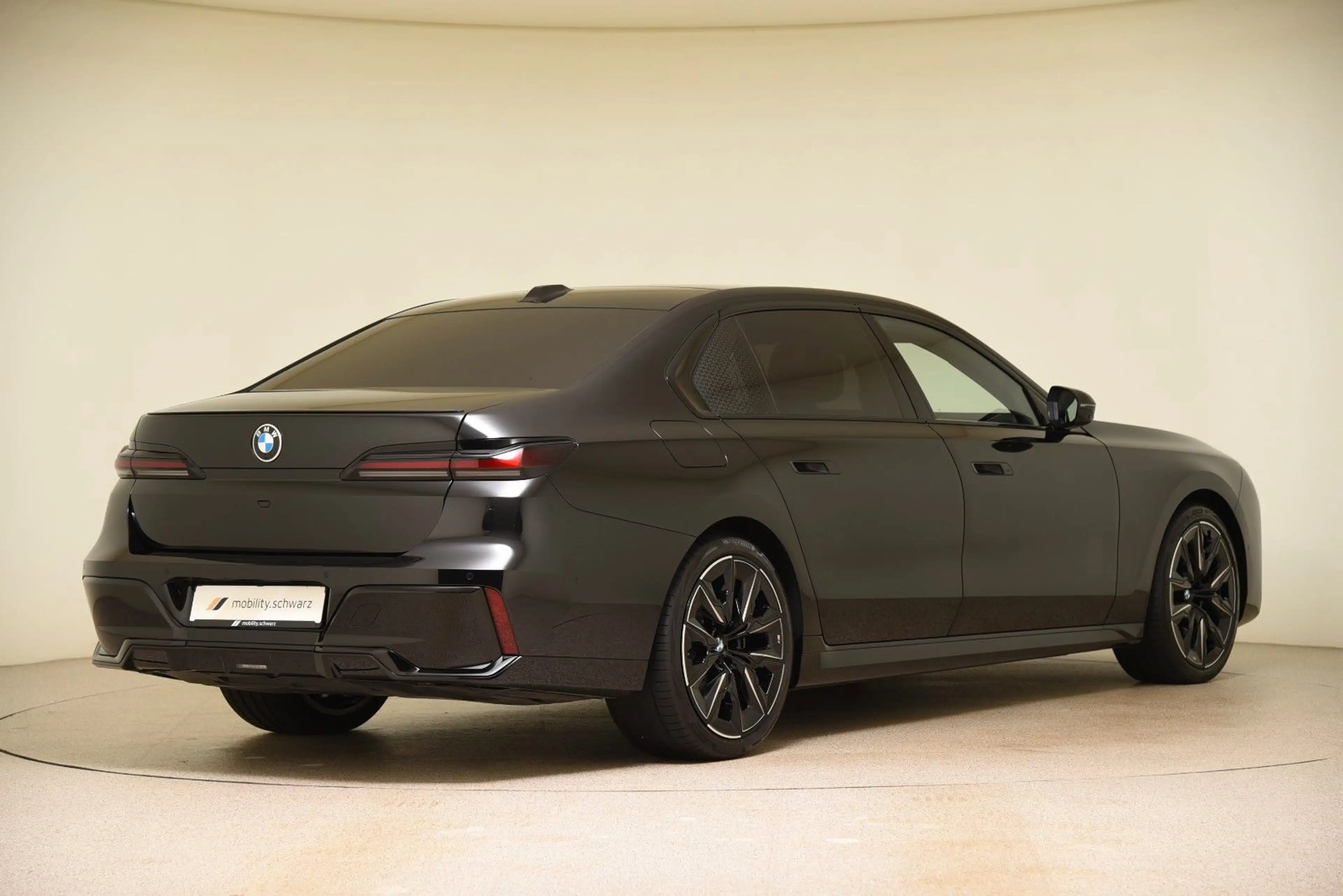 BMW 740 d xDrive M Sport Pro B&W AHK 360° StandHzg — photo 3
