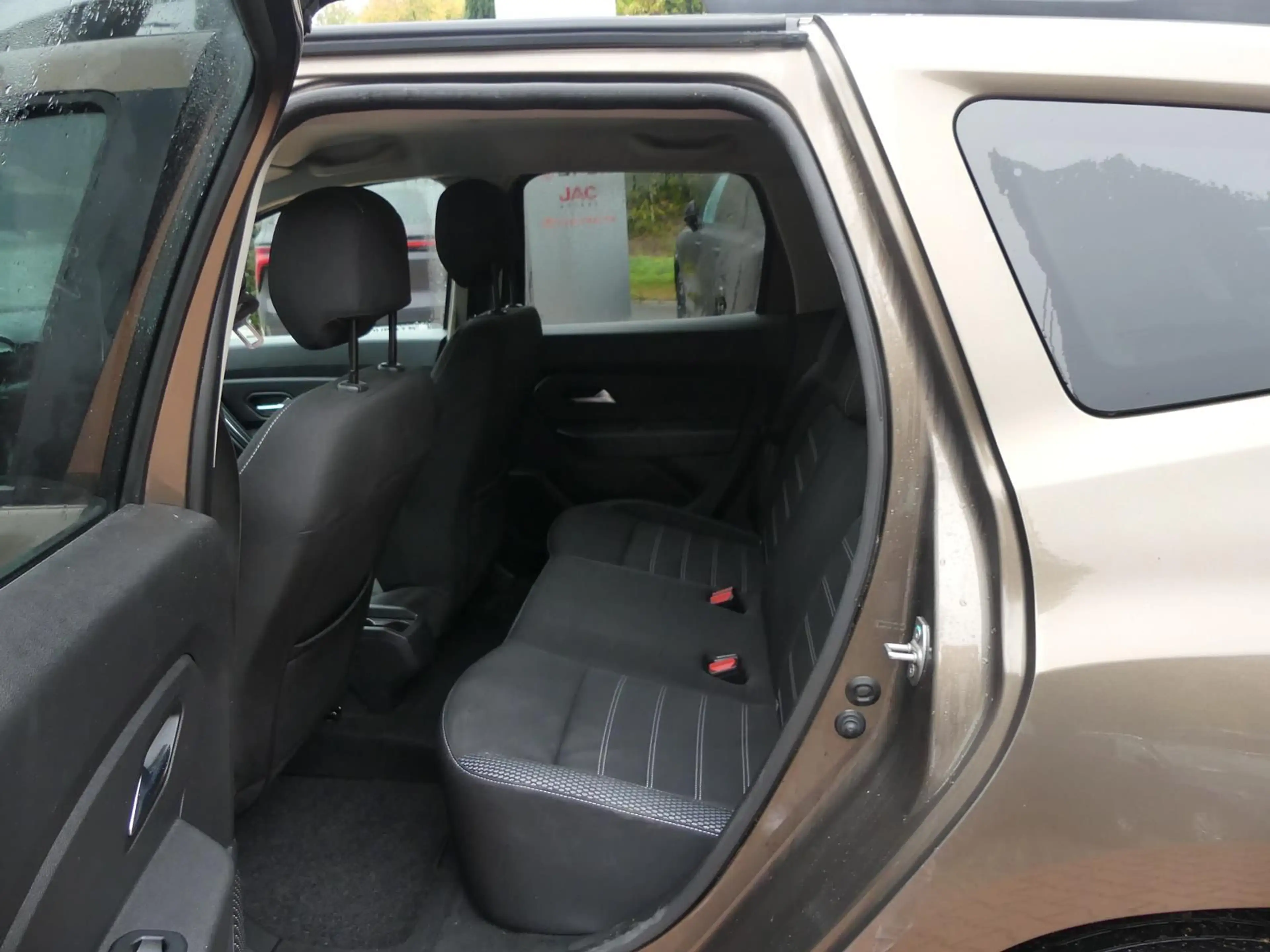 Dacia Duster II*1.3*AHK*SHZ*PDC*Navi*Klima*Allrad*USB — photo 11