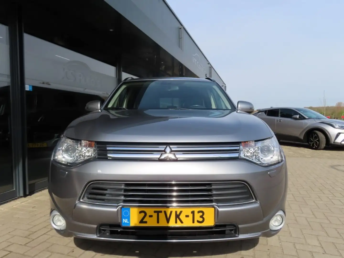 Mitsubishi Outlander 2.0 PHEV Executive Edition Ecc Navi Trekhaak 2014 Grijs - 2