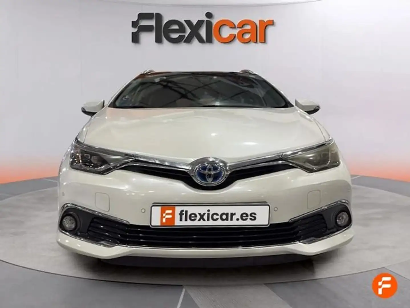 Toyota Auris Touring Sports hybrid 140H Active Blanco - 2