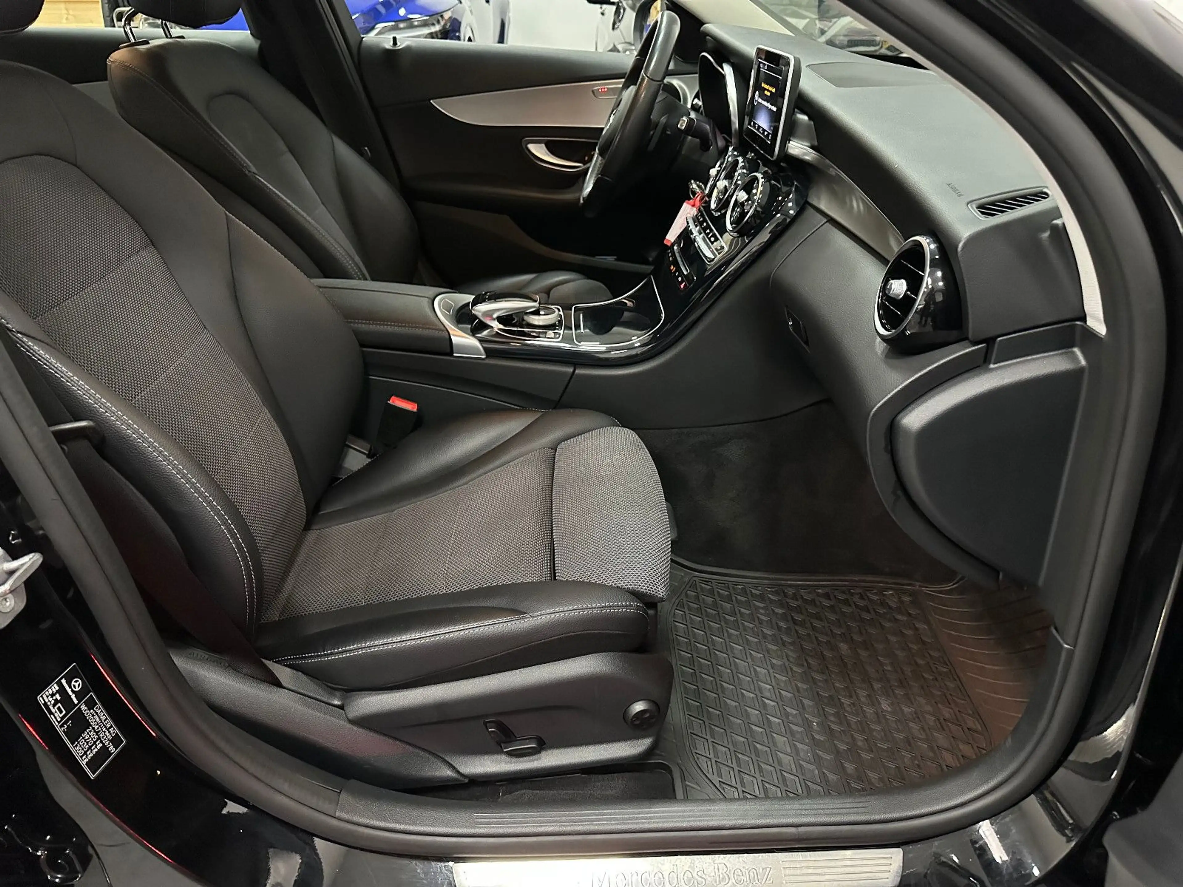 Mercedes-Benz C 350 e Limousine*Totwinkel*Standheizung* — photo 15