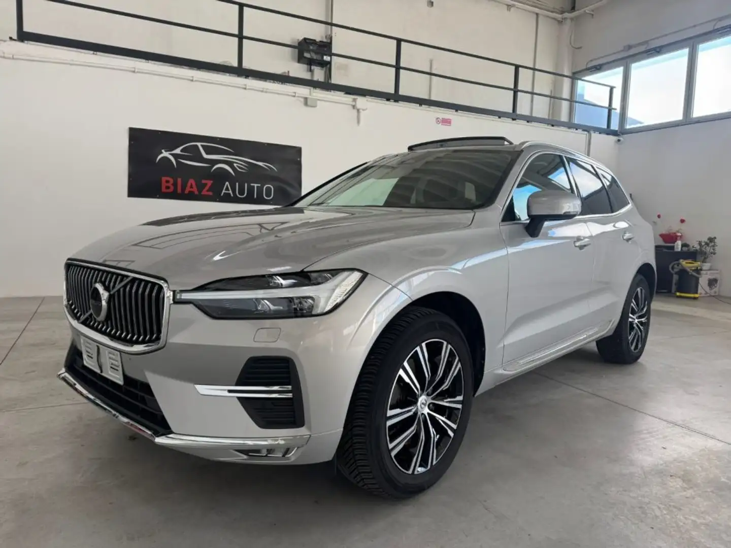 Volvo XC60 B4 (d) AWD Geartronic Inscription Tettuccio Aprib. Gris - 1
