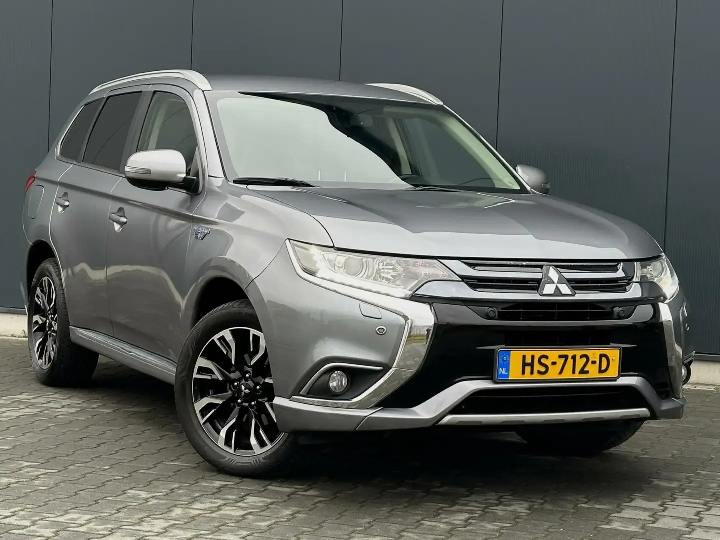Mitsubishi Outlander 2.0 PHEV Executive Edition Leder - DAB+ - Trekhaak Grijs - 2