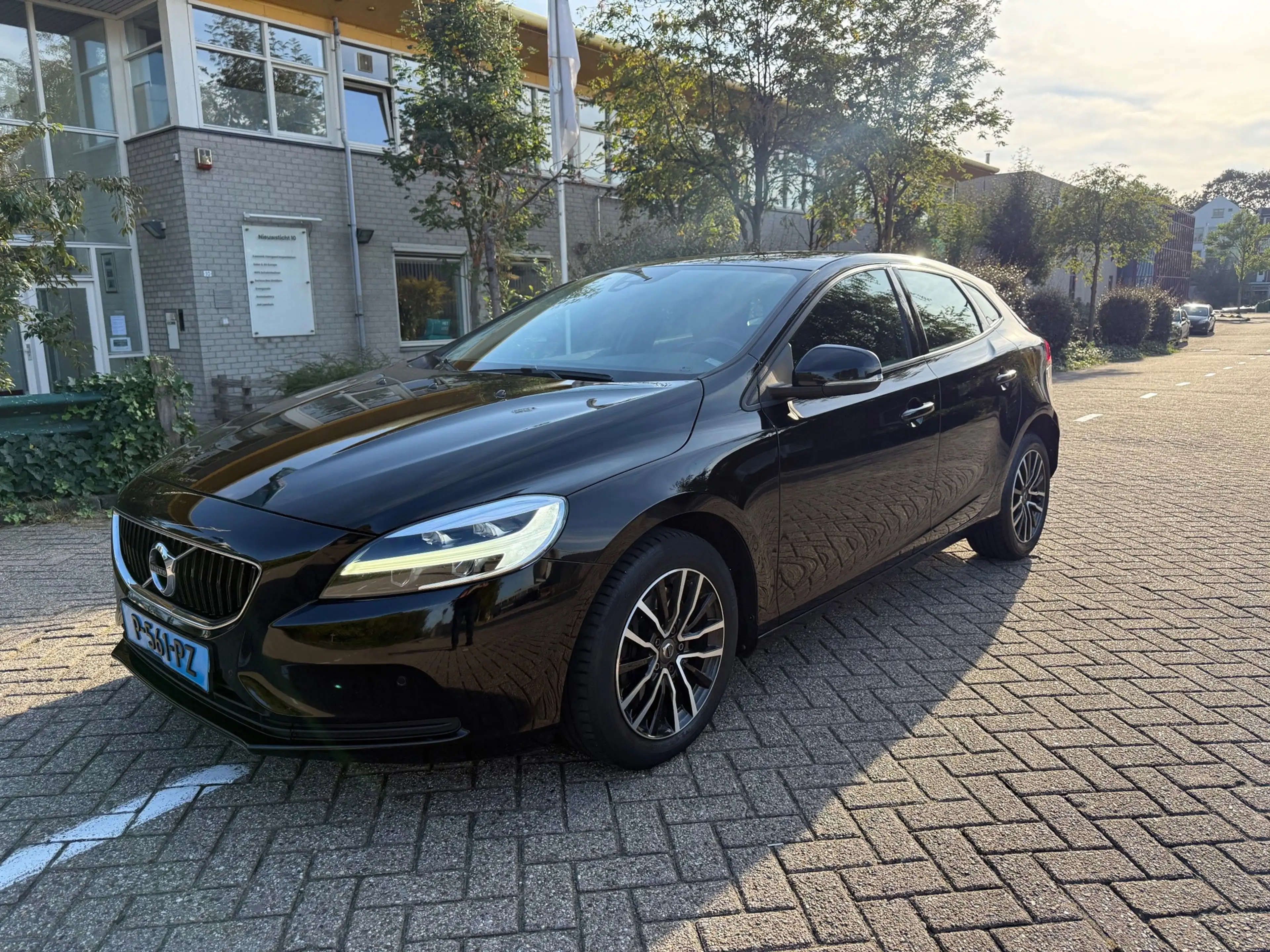 Volvo V40 2.0 D2 Kinetic_Klaar voor de Taxi_NETTE AUTO — photo 2