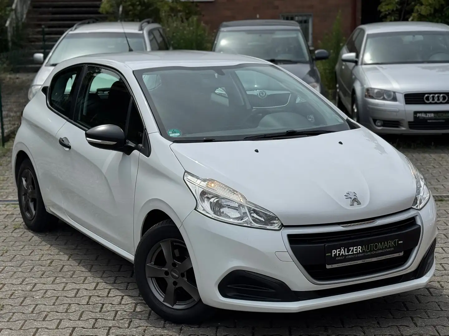 Peugeot 208 1.Hand 31.000 km Scheckheftgepflegt 8fach bereift Weiß - 1