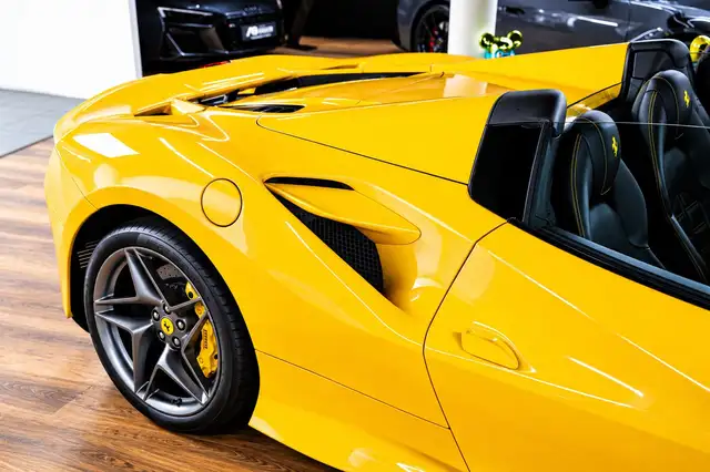 Ferrari F8 Tributo view 11