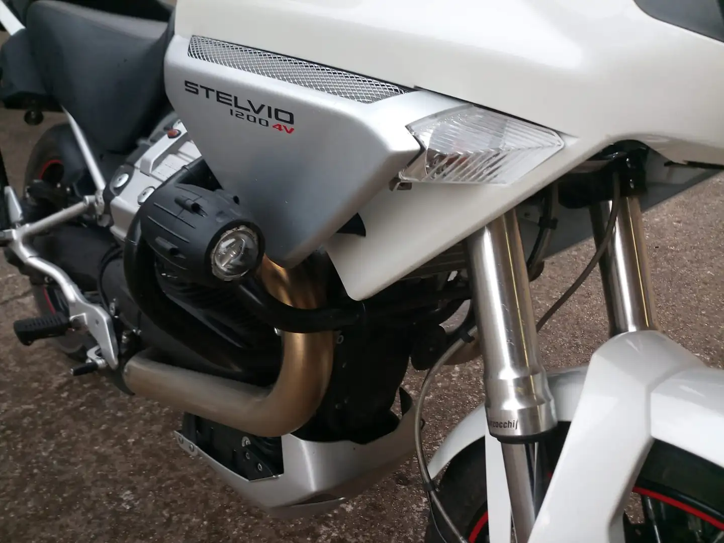 Moto Guzzi Stelvio 1200 Blanc - 2