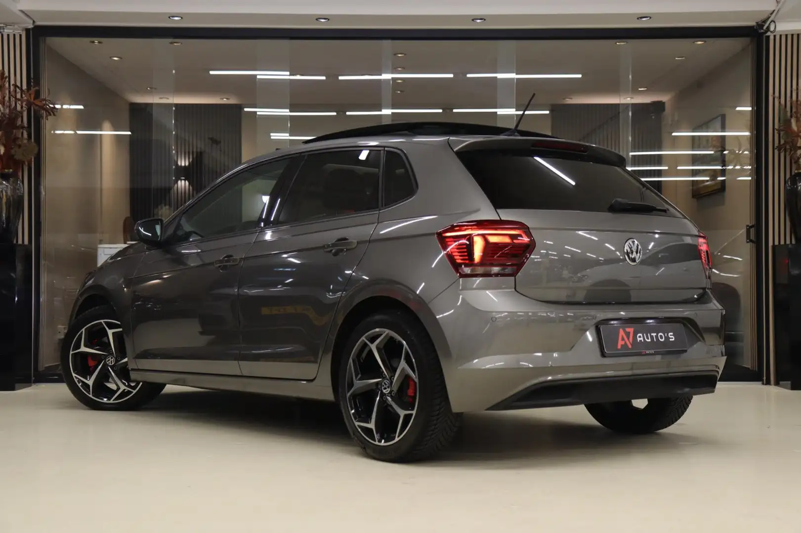Volkswagen Polo 1.0 TSI Highline NAP/PANO/VIRTUAL/CARPLAY/BEATSSOU Grijs - 2