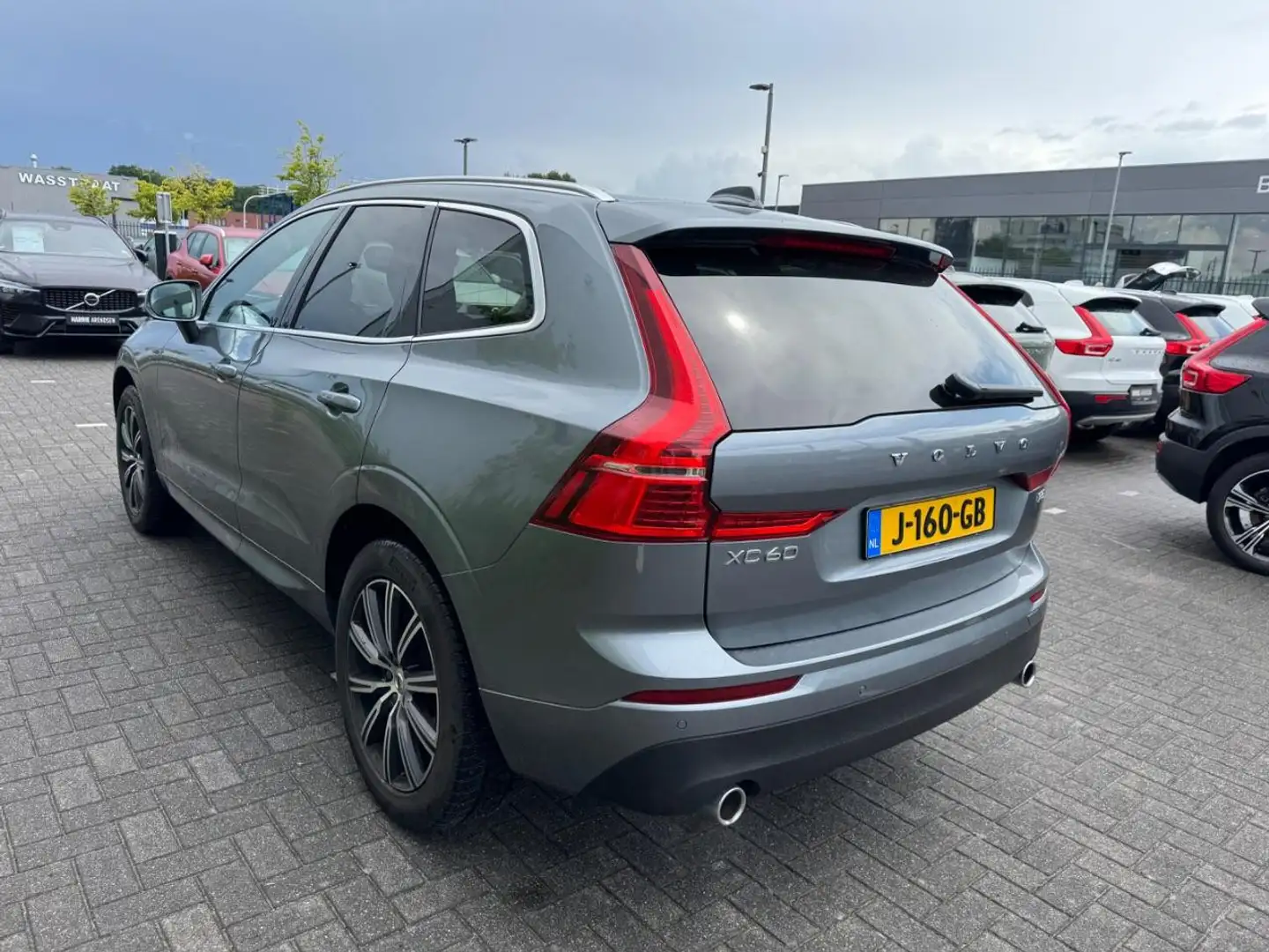 Volvo XC60 2.0 T5 Momentum Grijs - 2