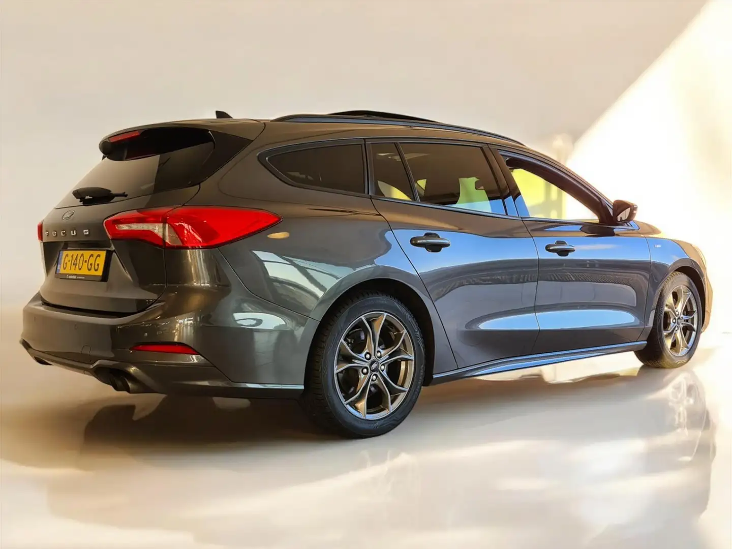 Ford Focus Wagon 1.5 EcoBoost 182pk ST-Line Business PANO LMV Grijs - 2