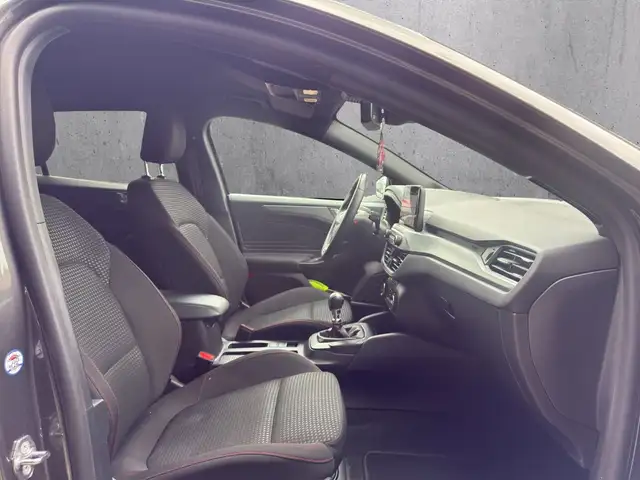 Ford Focus view 12