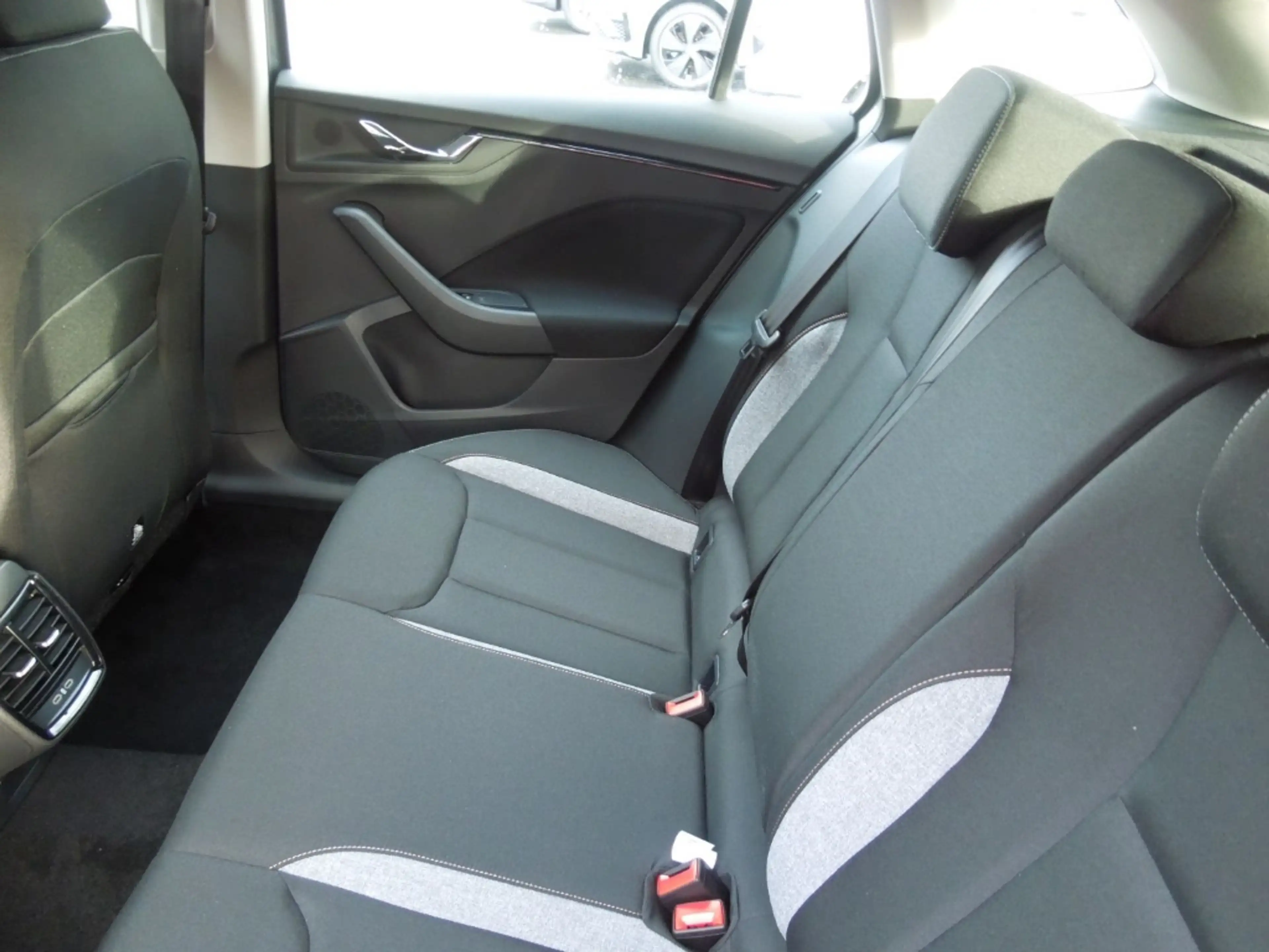 Skoda Scala 1.5TSI Selection/Klimaautomatik/Sitzheizung/Kamera — photo 10