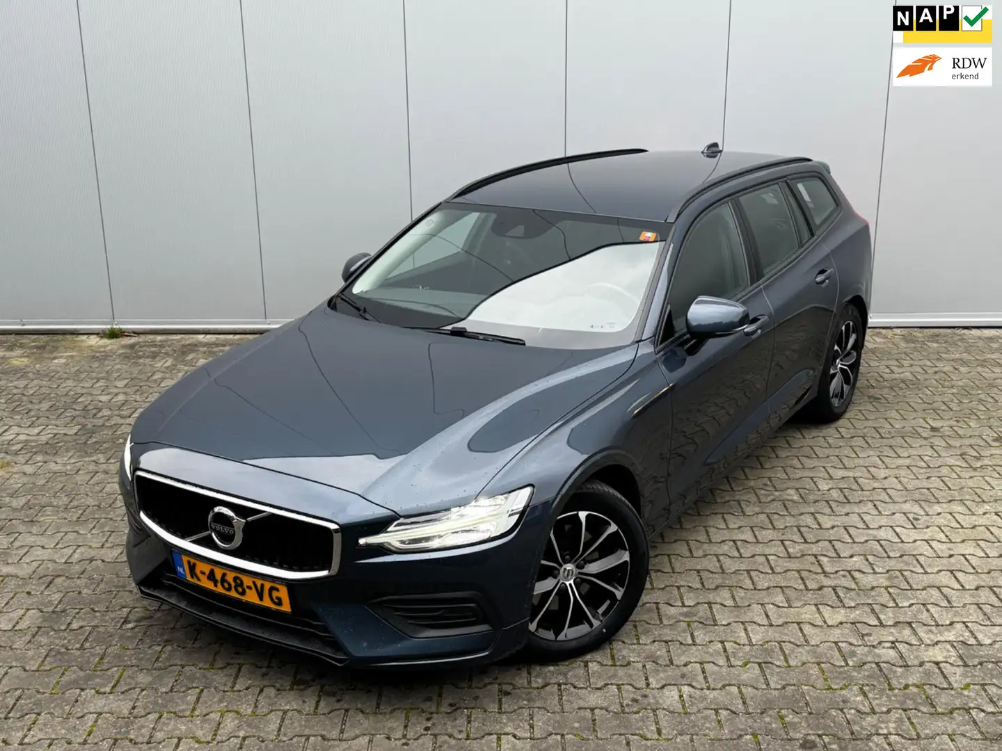 Volvo V60 2.0 B3 MOMENTUM ADVANTAGE CAMERA NAP CARPLAY CRUIS Blau - 1