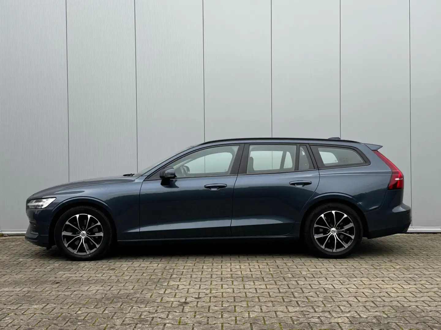 Volvo V60 2.0 B3 MOMENTUM ADVANTAGE CAMERA NAP CARPLAY CRUIS Blau - 2