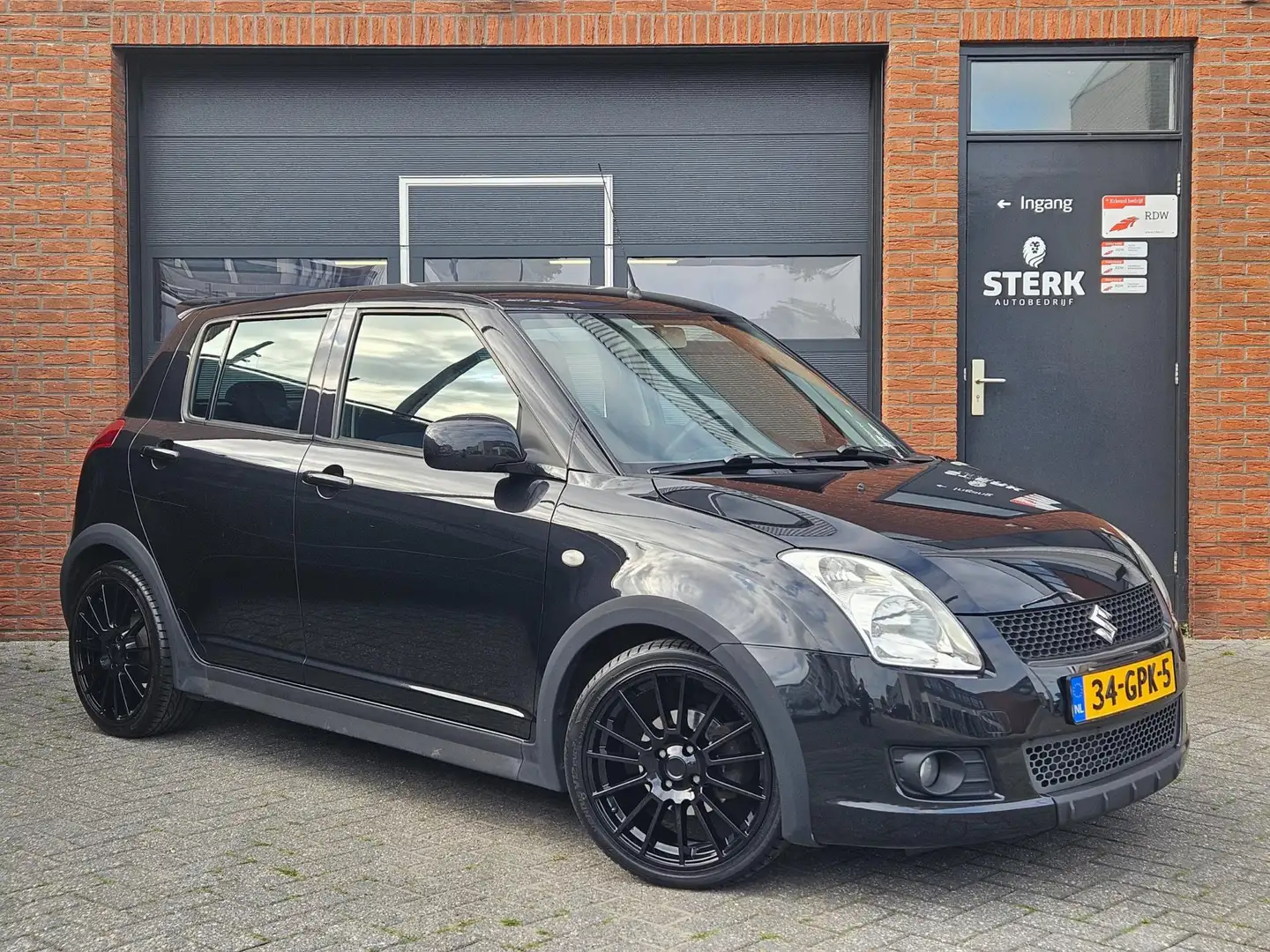 Suzuki Swift 1.3 Bandit 17" Keyless Airco Sportstoelen Schwarz - 1