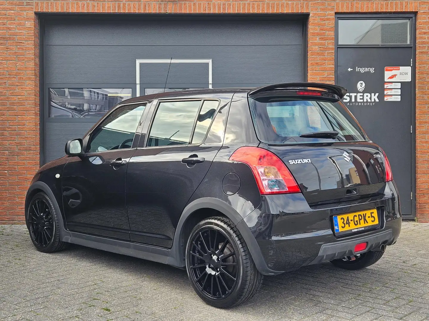 Suzuki Swift 1.3 Bandit 17" Keyless Airco Sportstoelen Schwarz - 2