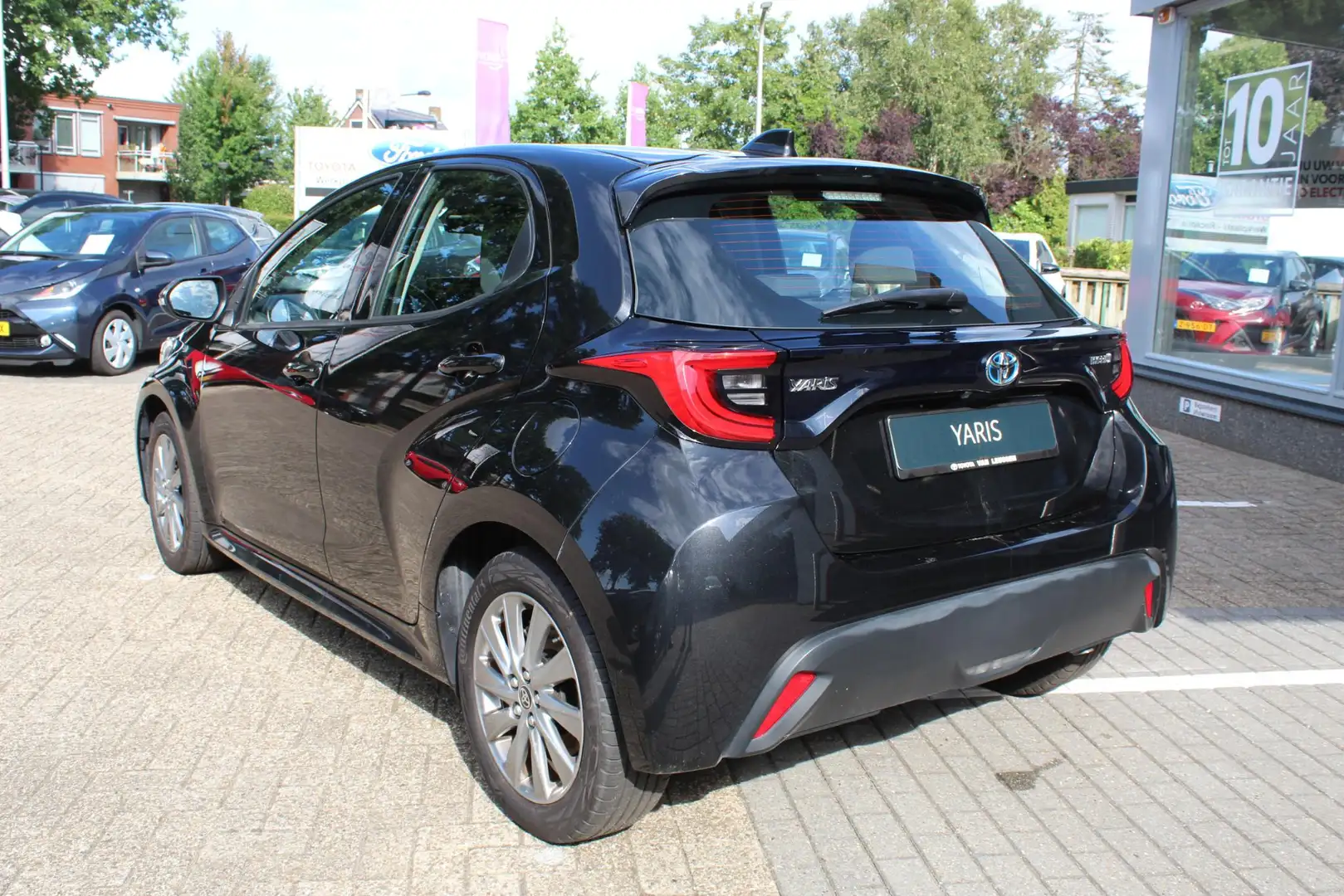 Toyota Yaris 1.5 VVT-I DYNAMIC STOELVERW. STUUR VERW. LED KEYLE Zwart - 2