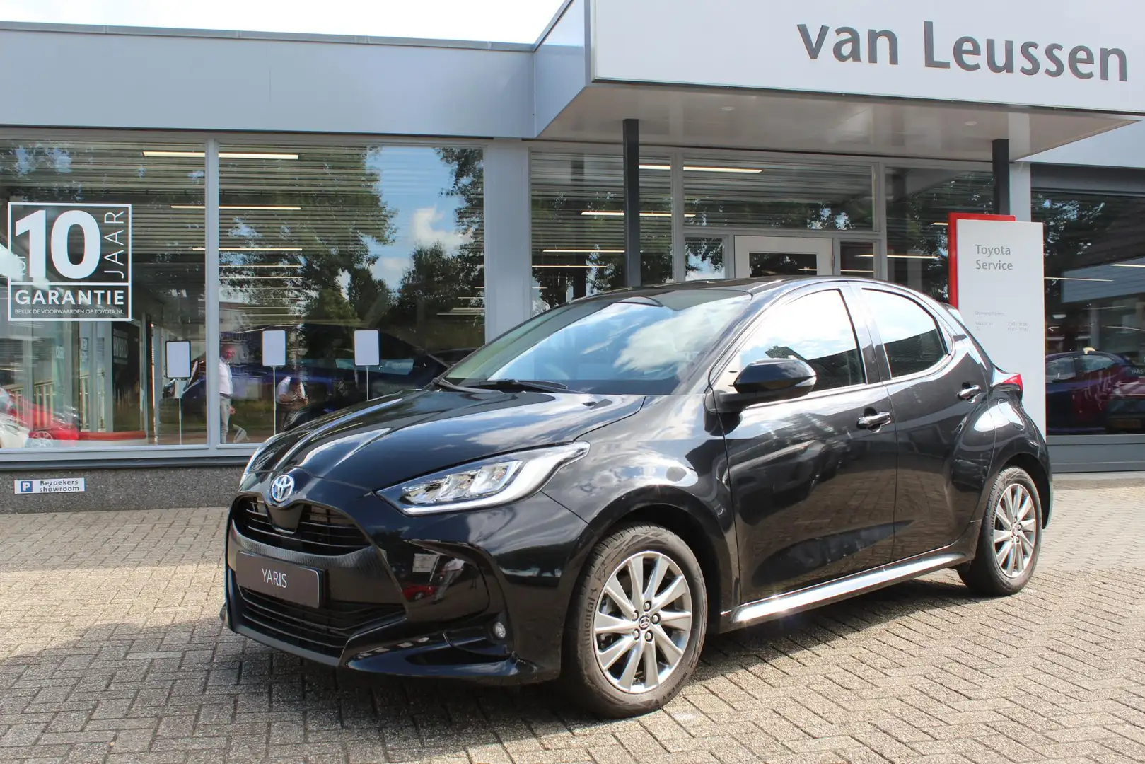 Toyota Yaris 1.5 VVT-I DYNAMIC STOELVERW. STUUR VERW. LED KEYLE Zwart - 1
