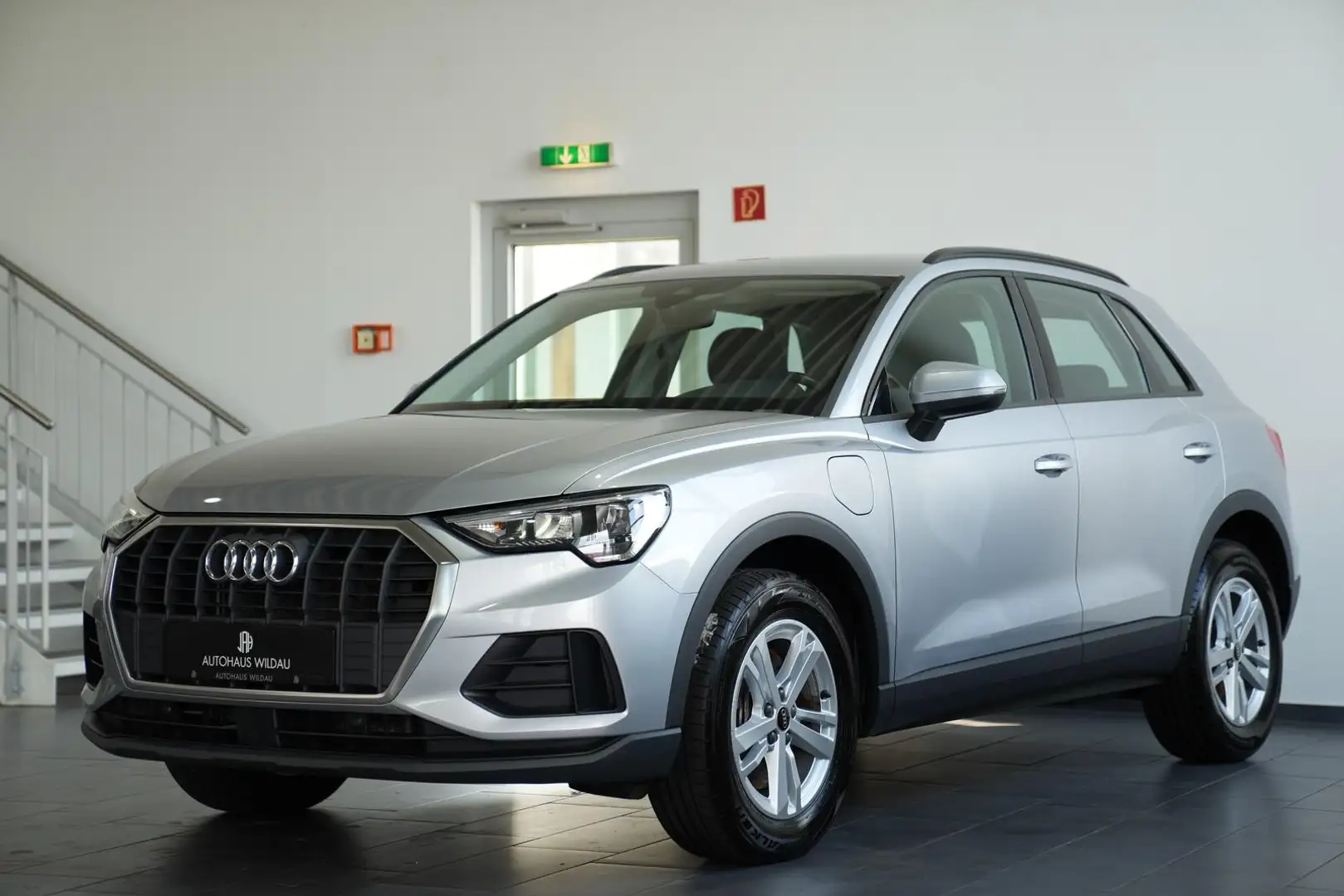 Audi Q3 45 TFSI e basis * e*1. HAND* Silber - 2