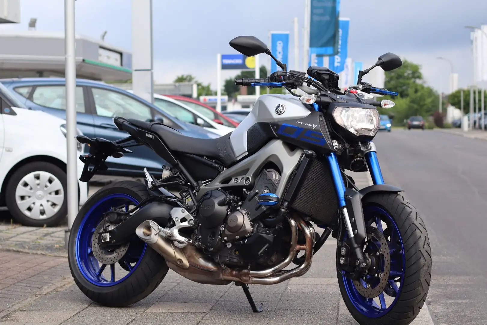 Yamaha MT-09 Stříbrná - 1