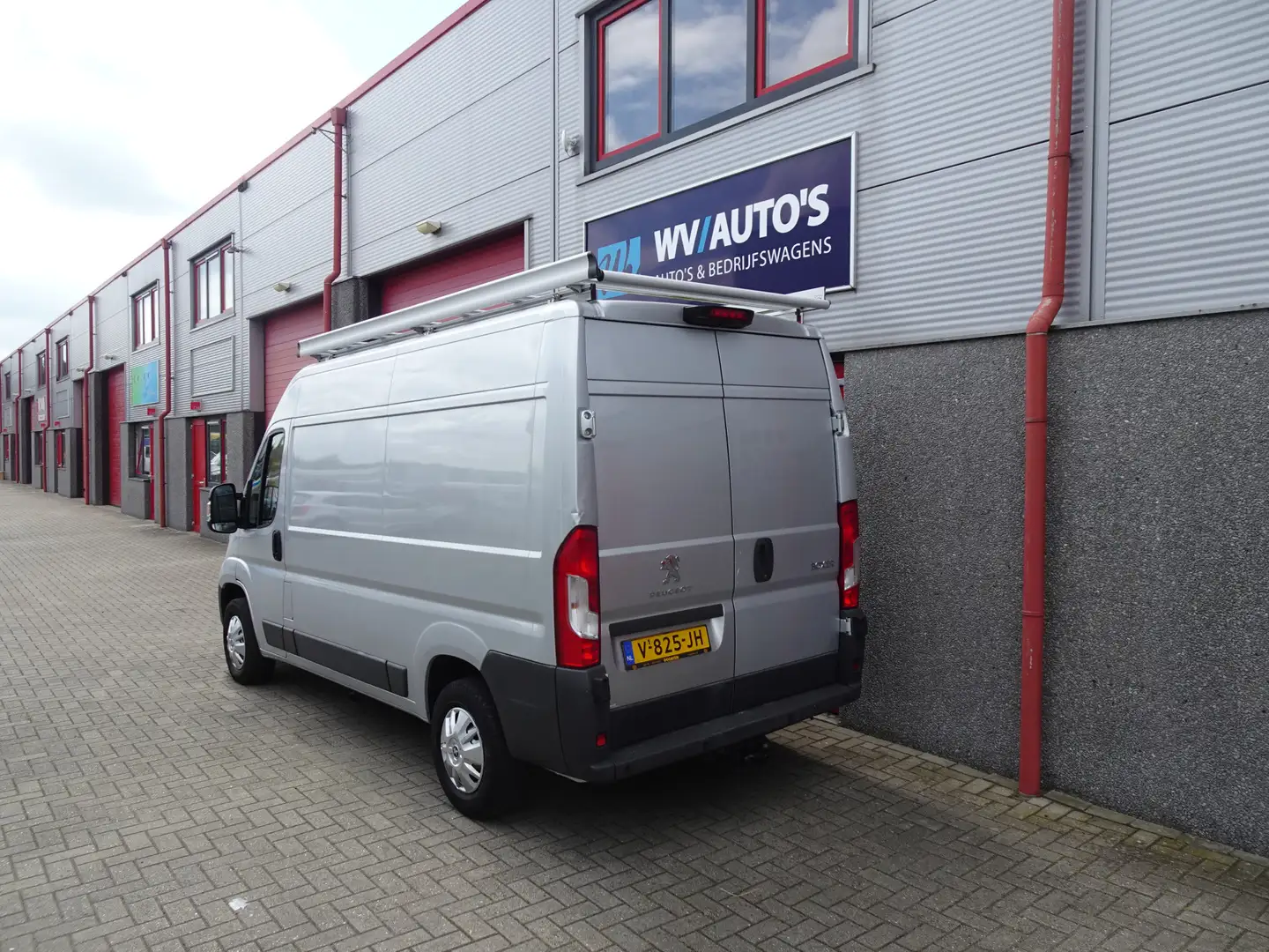Peugeot Boxer 330 2.0 BlueHDI L2H2 Premium Pack 3 zits airco 673 Grijs - 2