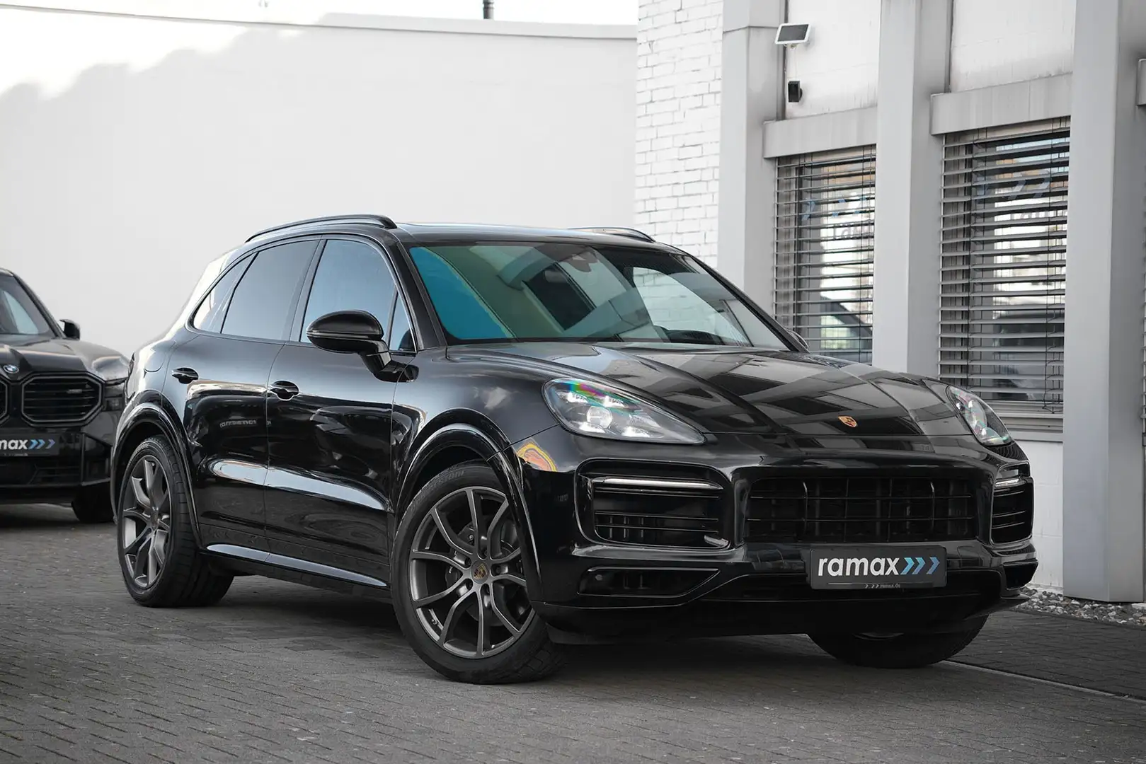 Porsche Cayenne E-Hybrid SPORTDESIGN-LUFTF.-PANO-MATRIX-BOSE-VOLL Schwarz - 2