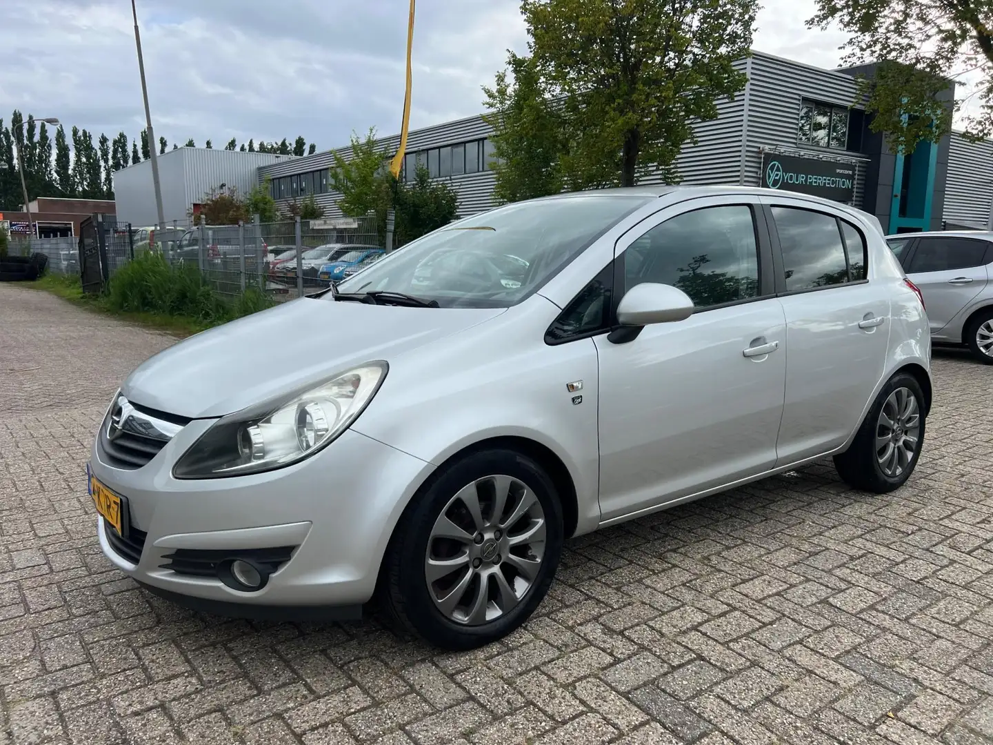 Opel Corsa 1.4-16V '111' Edition 5Deurs - Airco - Nieuwe Apk Grijs - 2