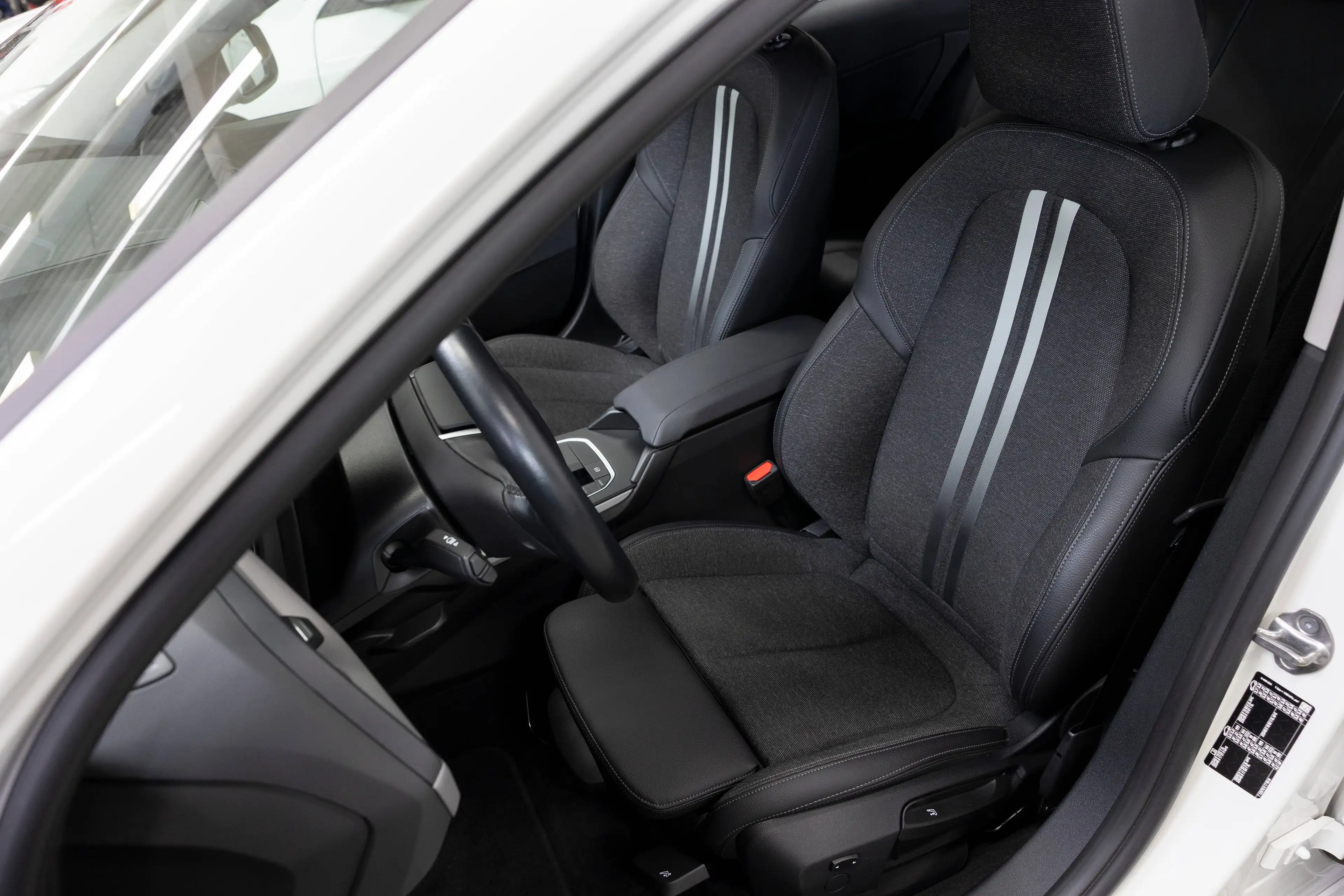 BMW 120 i ADVANTAGE SAG LED LCP AG+ TEMP SHZ PAS KAM WLAN DAB 18" — photo 7