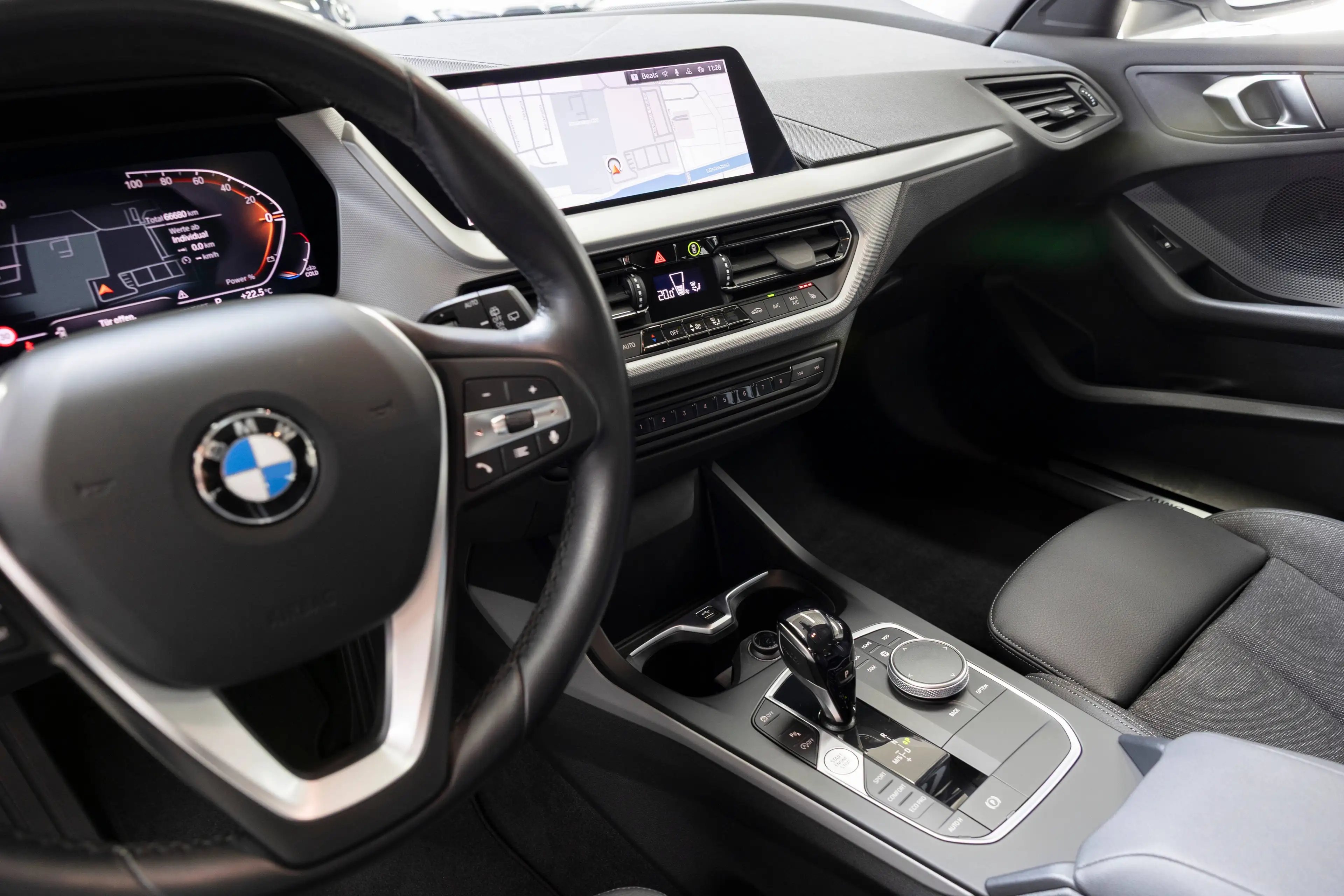 BMW 120 i ADVANTAGE SAG LED LCP AG+ TEMP SHZ PAS KAM WLAN DAB 18" — photo 12