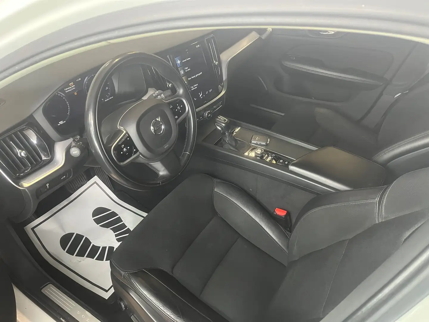 Volvo V60 Momentum Weiß - 2